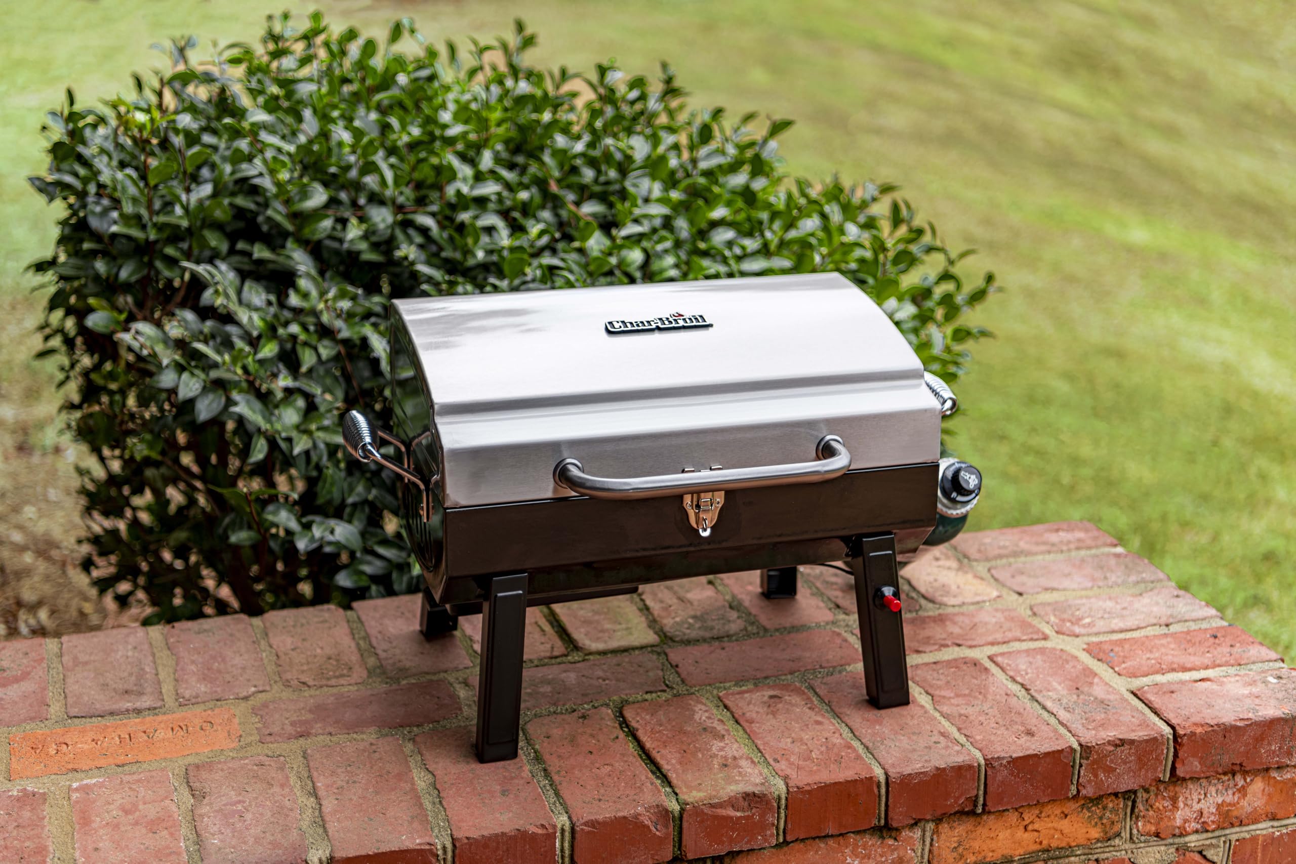 Charbroil porcelain-coated grates resist rust and clean easily.