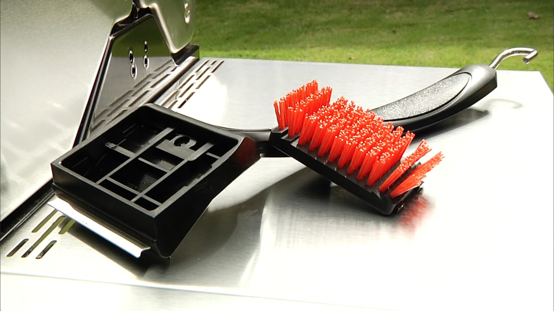 Charbroil SAFER replaceable head brush-guide for easy swaps