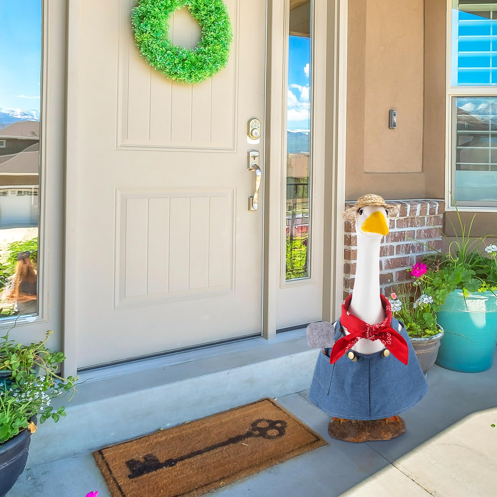 Chicingyou Porch Lawn Goose Display complements outdoor decor