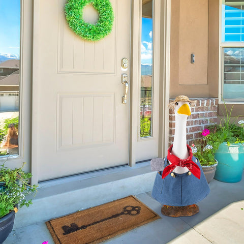 Chicingyou Porch Lawn Goose Display complements outdoor decor