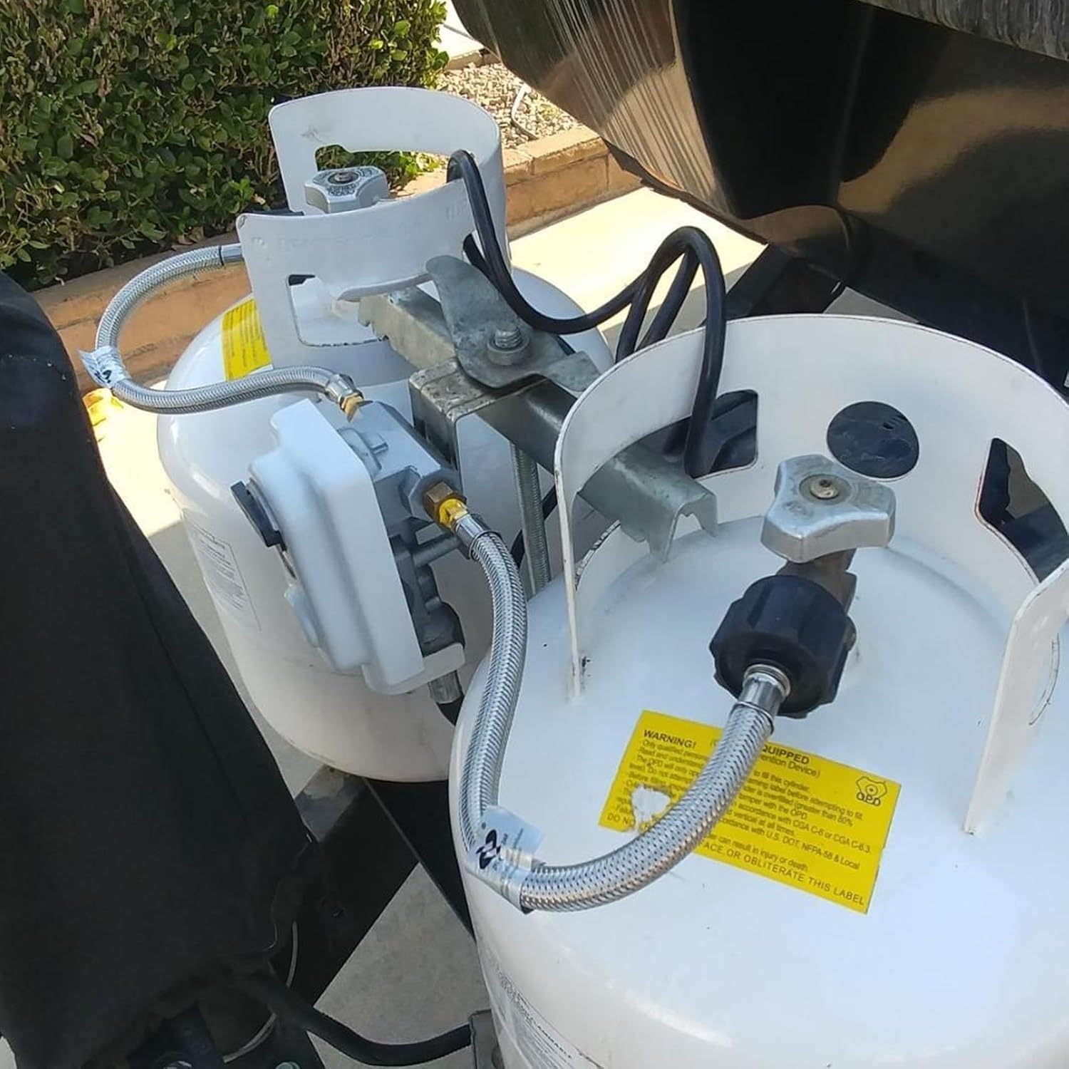 CHILIPILI outdoor setup demonstrates connection to 5-40lb LP tanks for camping.