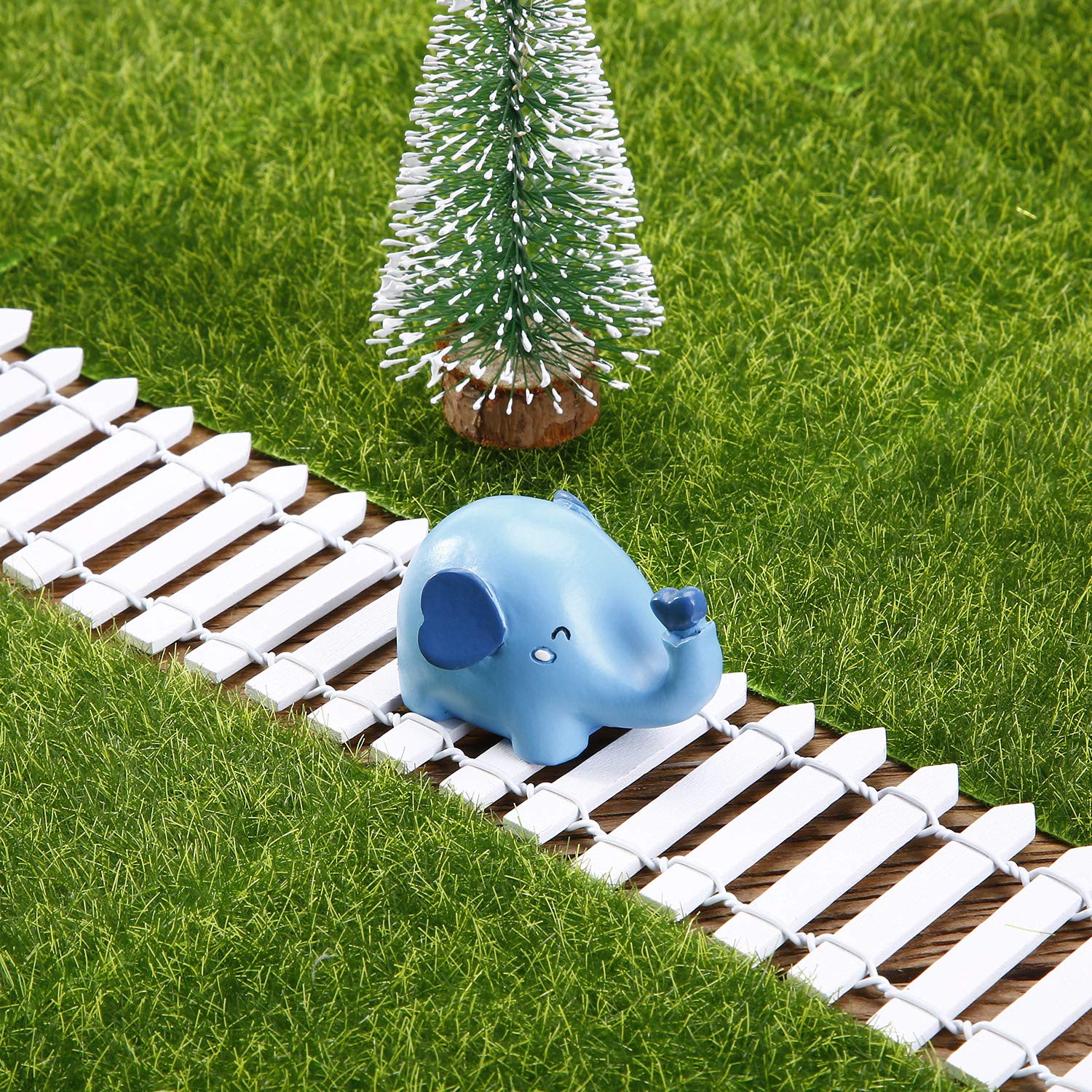 Chinco dollhouse garden fence wood picket, enhances dioramas with charm.