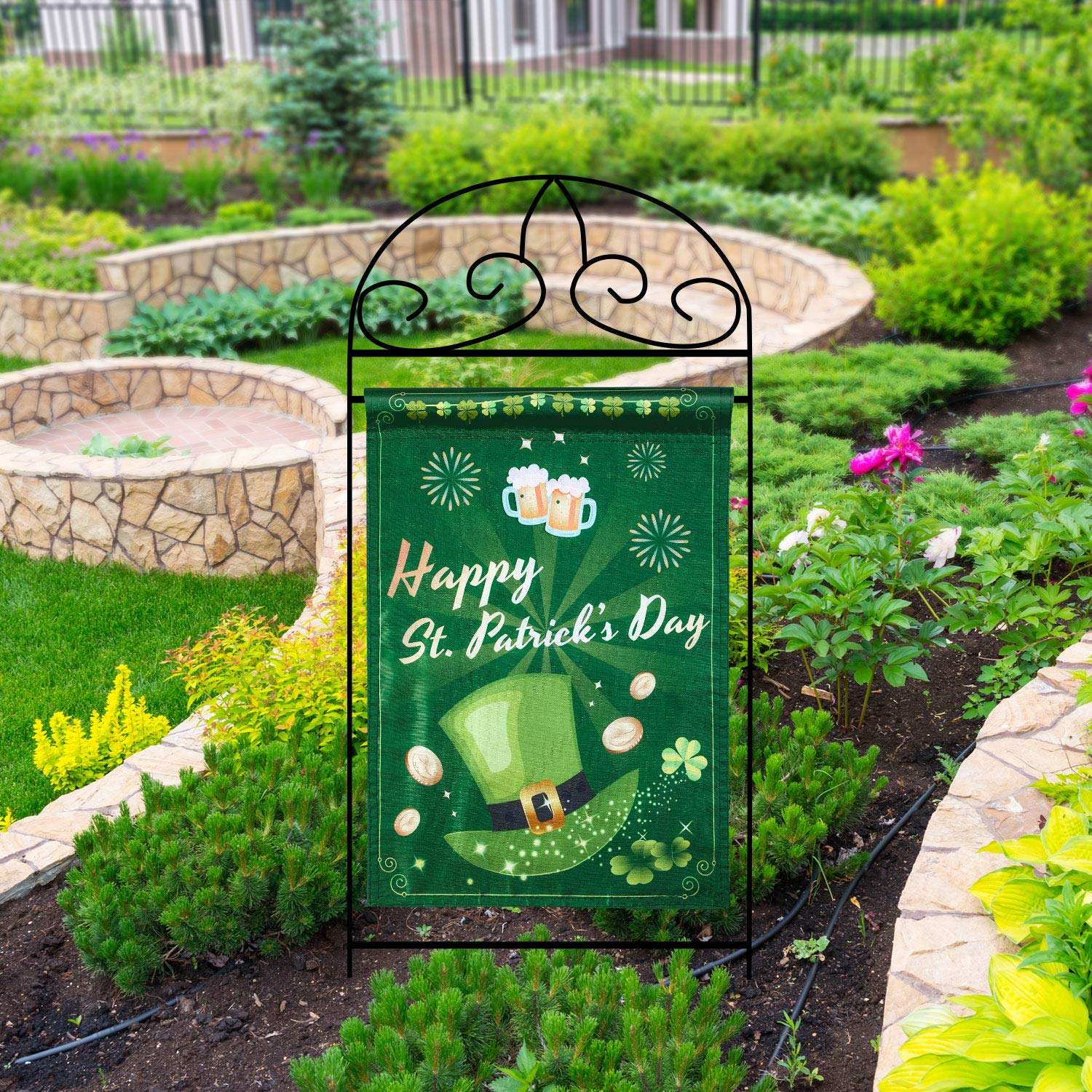 Chuangdi 28x40 inch outdoor flag is easy to hang on any pole.