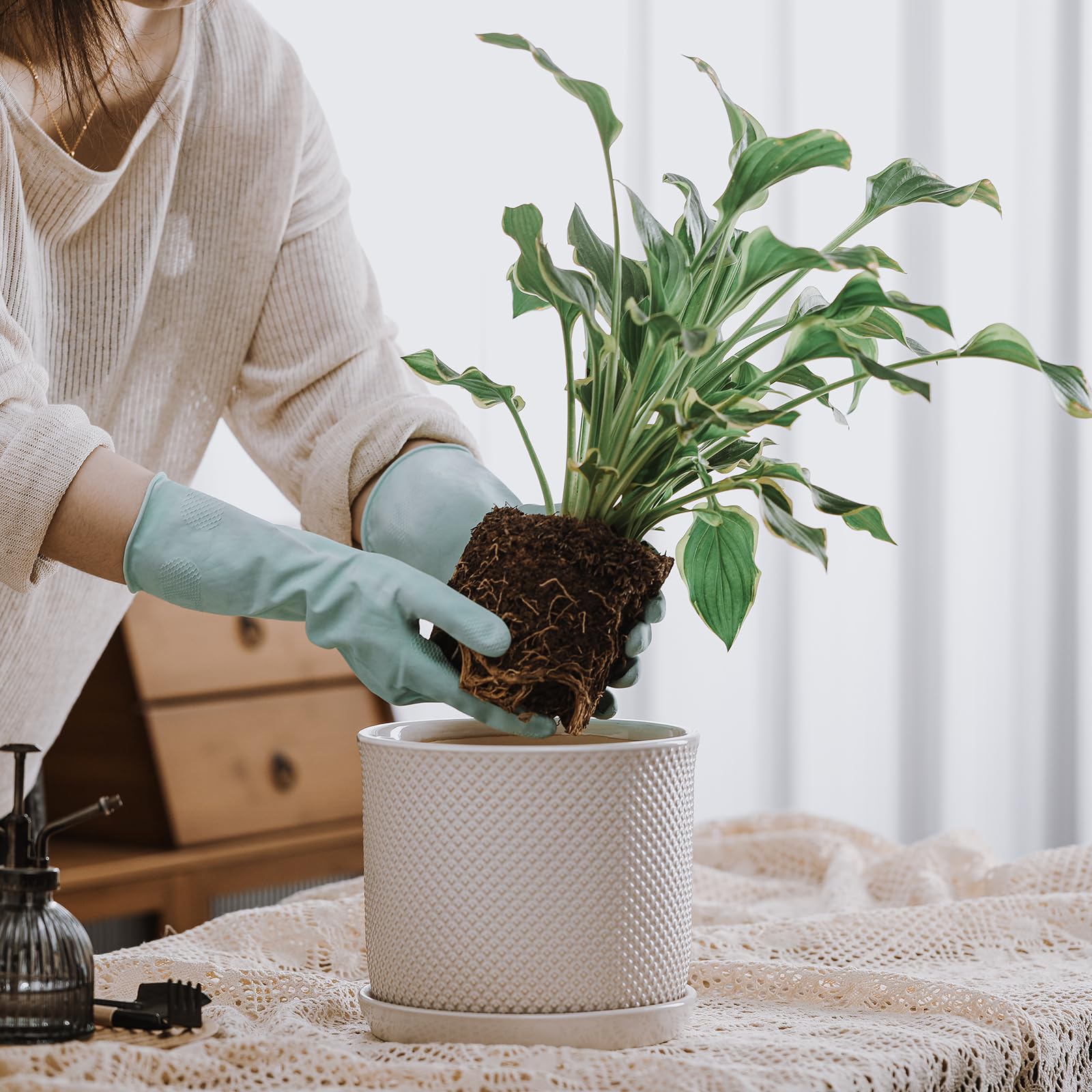 Chubacoo integrated saucer conceals drainage and makes moving the pot easier
