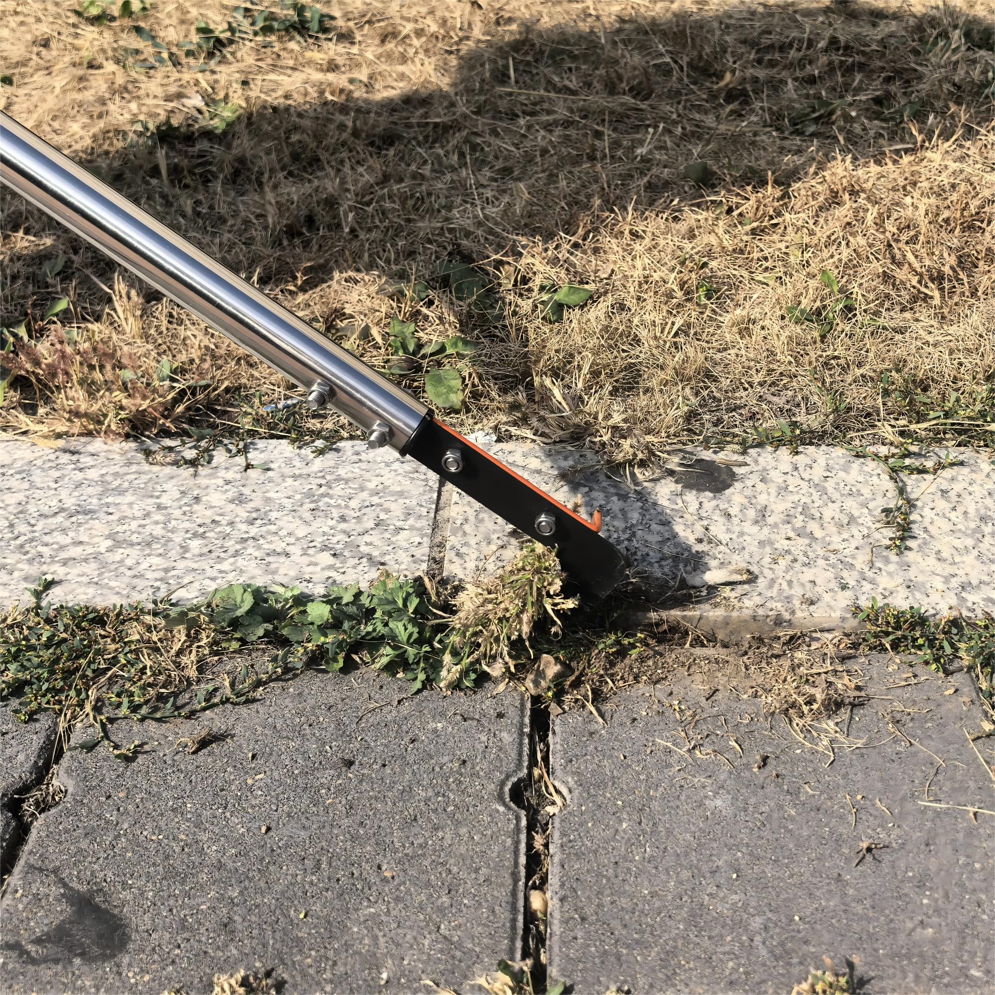 CKLT crack weeder ergonomic grip supports comfortable, controlled weeding sessions