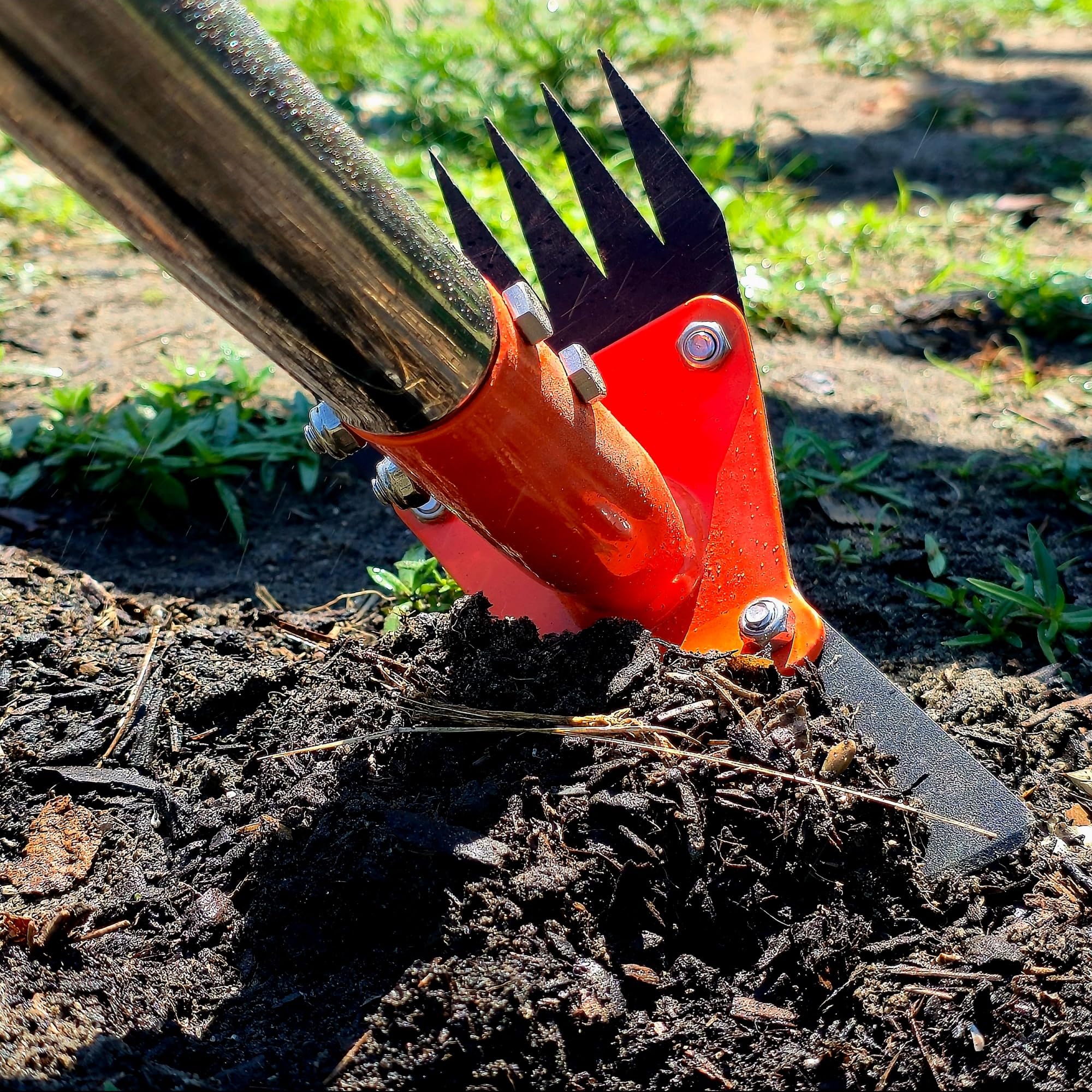 CKLT spring steel heads resist bending for long-lasting garden task performance.