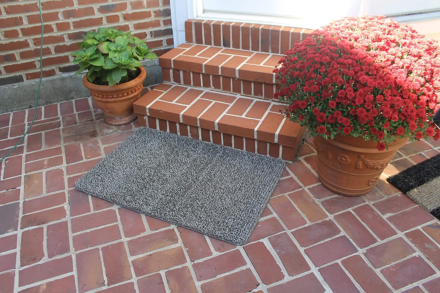 Clean Machine all-weather mat resists weather and cleans shoes.