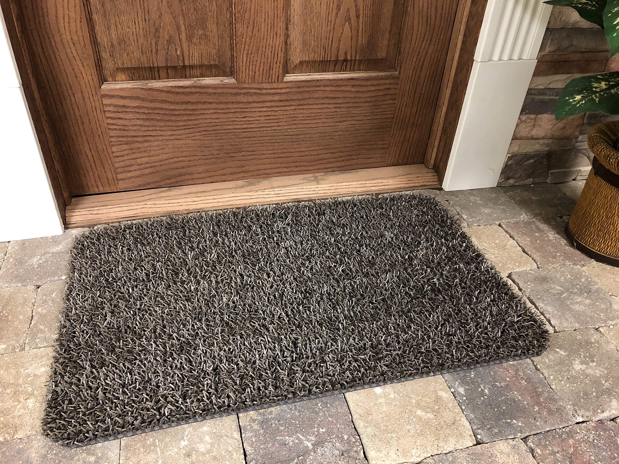 Close up of Clean Machine Dirt Trapper Doormat blades gripping mud