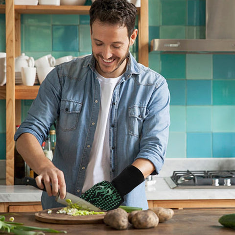 Comsmart green gloves provide a stylish, easily identifiable tool in any kitchen.