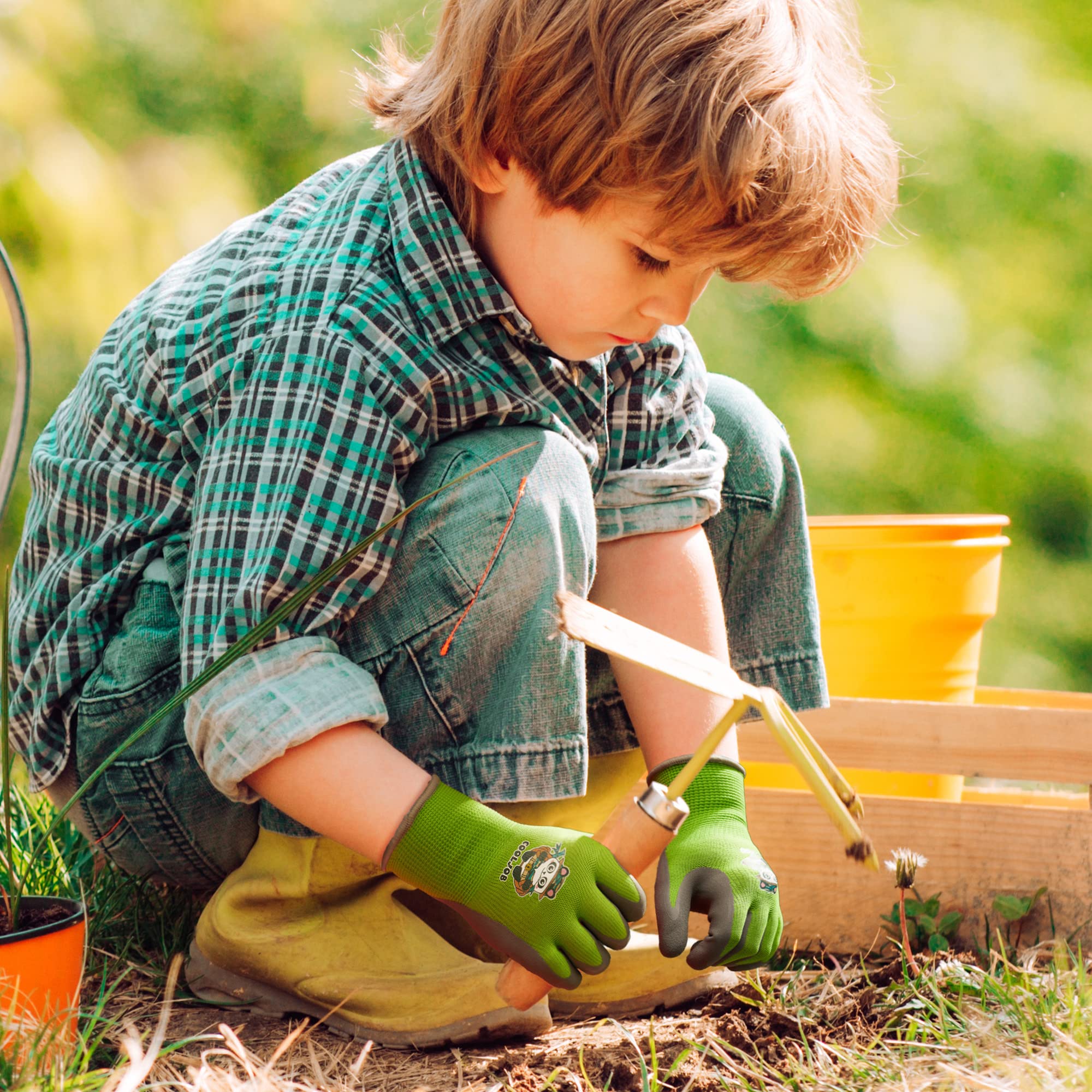 COOLJOB Explorer gloves non-slip coating enhances grip on garden tools