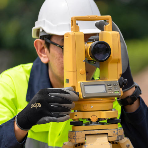 COOLJOB small-size gloves provide secure-fit and precise dexterity