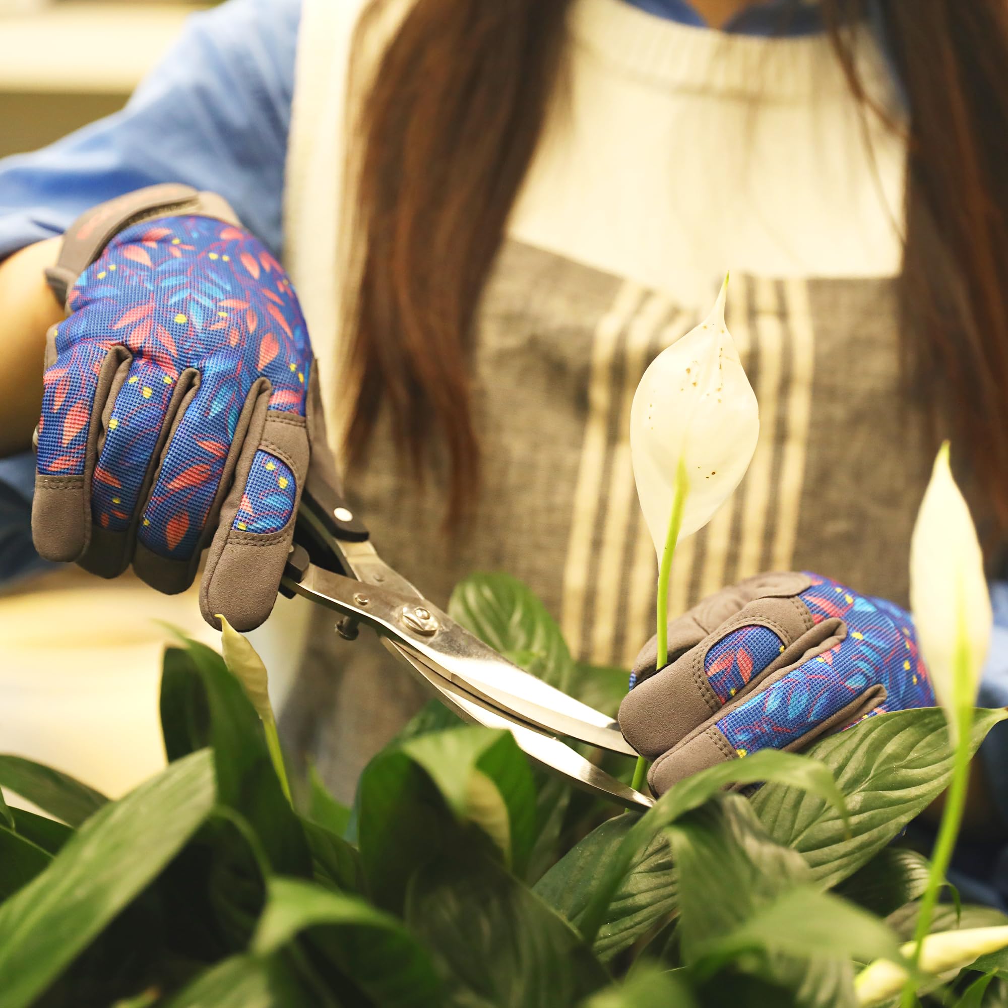 COOLJOB flower-pattern gloves add style and grip for gardening.