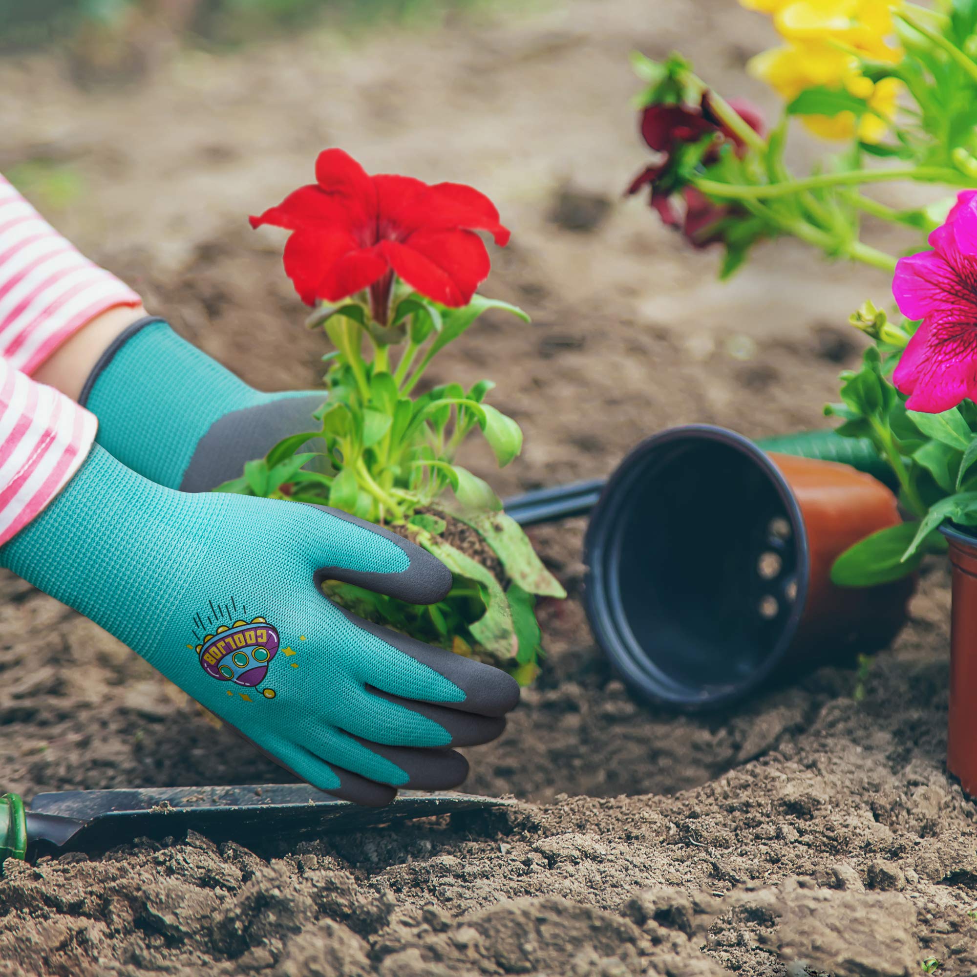COOLJOB kids gardening gloves provide a snug fit with elastic wrists.