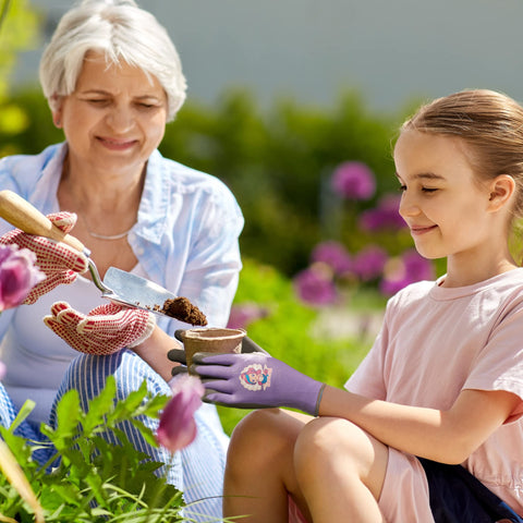 COOLJOB gloves extend cuffs guard wrists from dirt during gardening.