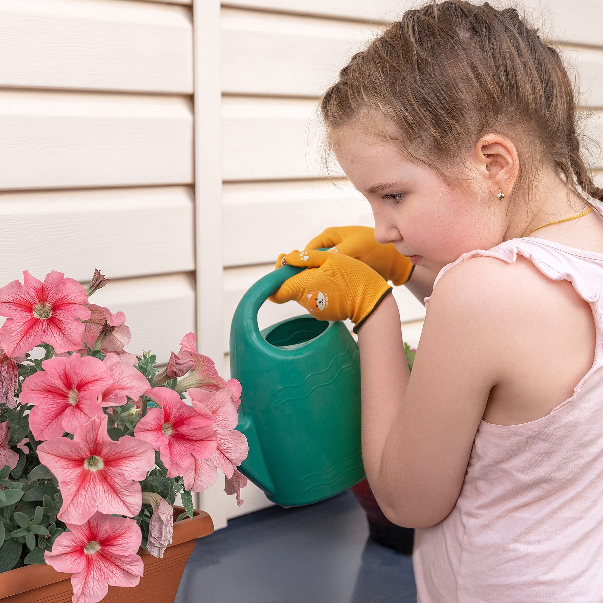COOLJOB gloves demonstrate comfortable fit during gardening and light outdoor tasks.