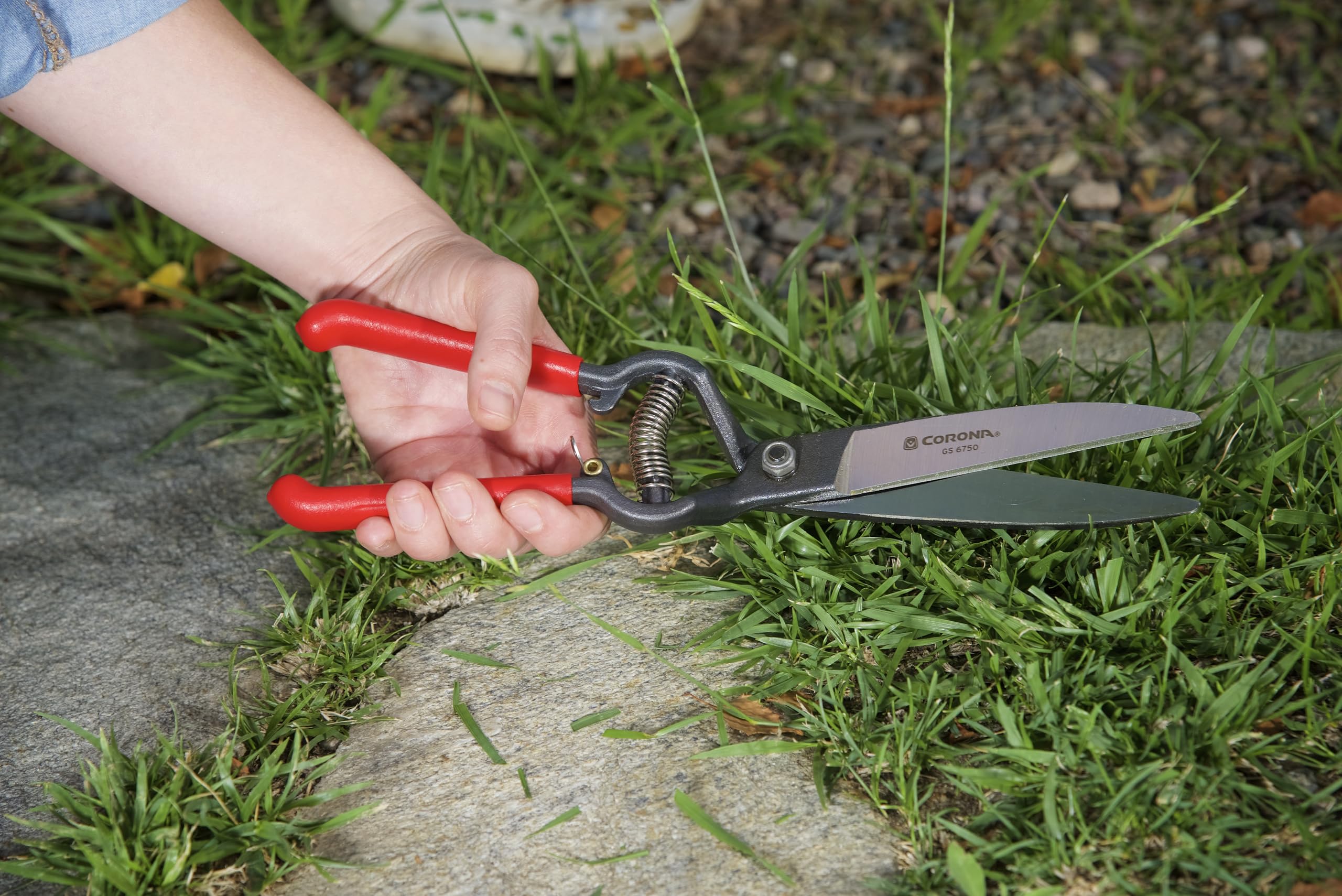 Corona ClassicCUT wood-handle design offers comfortable control for detail trimming