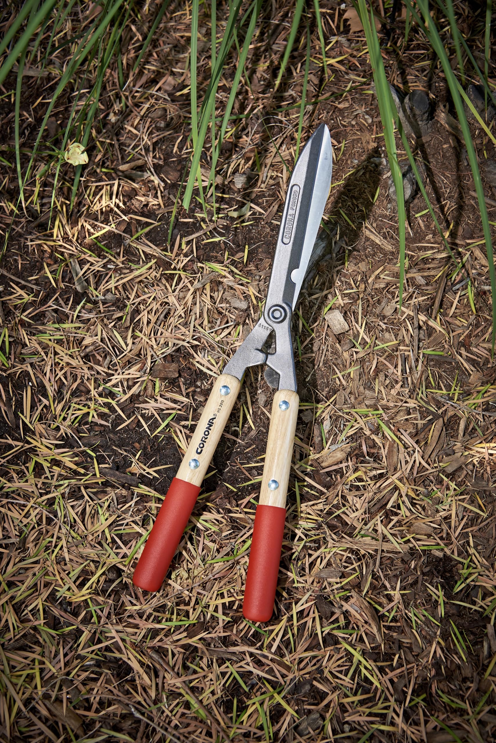 Corona HS 3911 forged steel alloy blades deliver lasting sharpness for hedge maintenance.