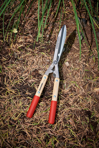 Corona HS 3911 forged steel alloy blades deliver lasting sharpness for hedge maintenance.