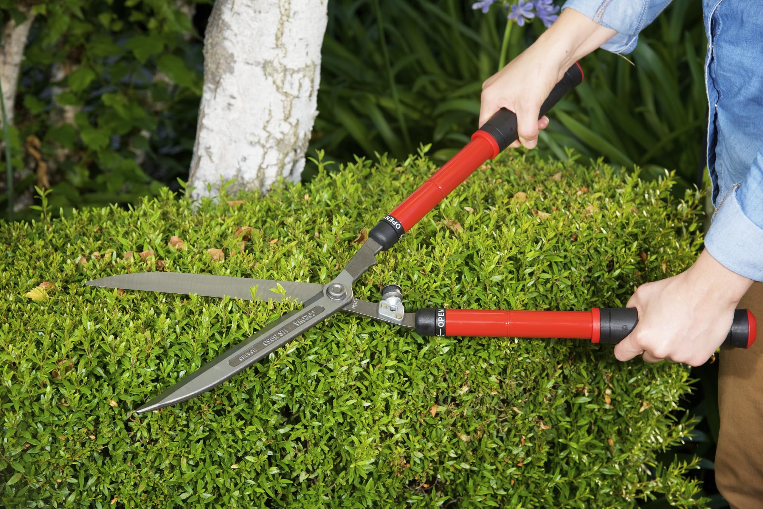 Corona HS 3950 precision pivot bolt enables smooth cuts
