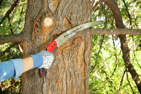 Corona RazorTOOTH pruning saw with ergonomic handle provides secure one-handed pruning.
