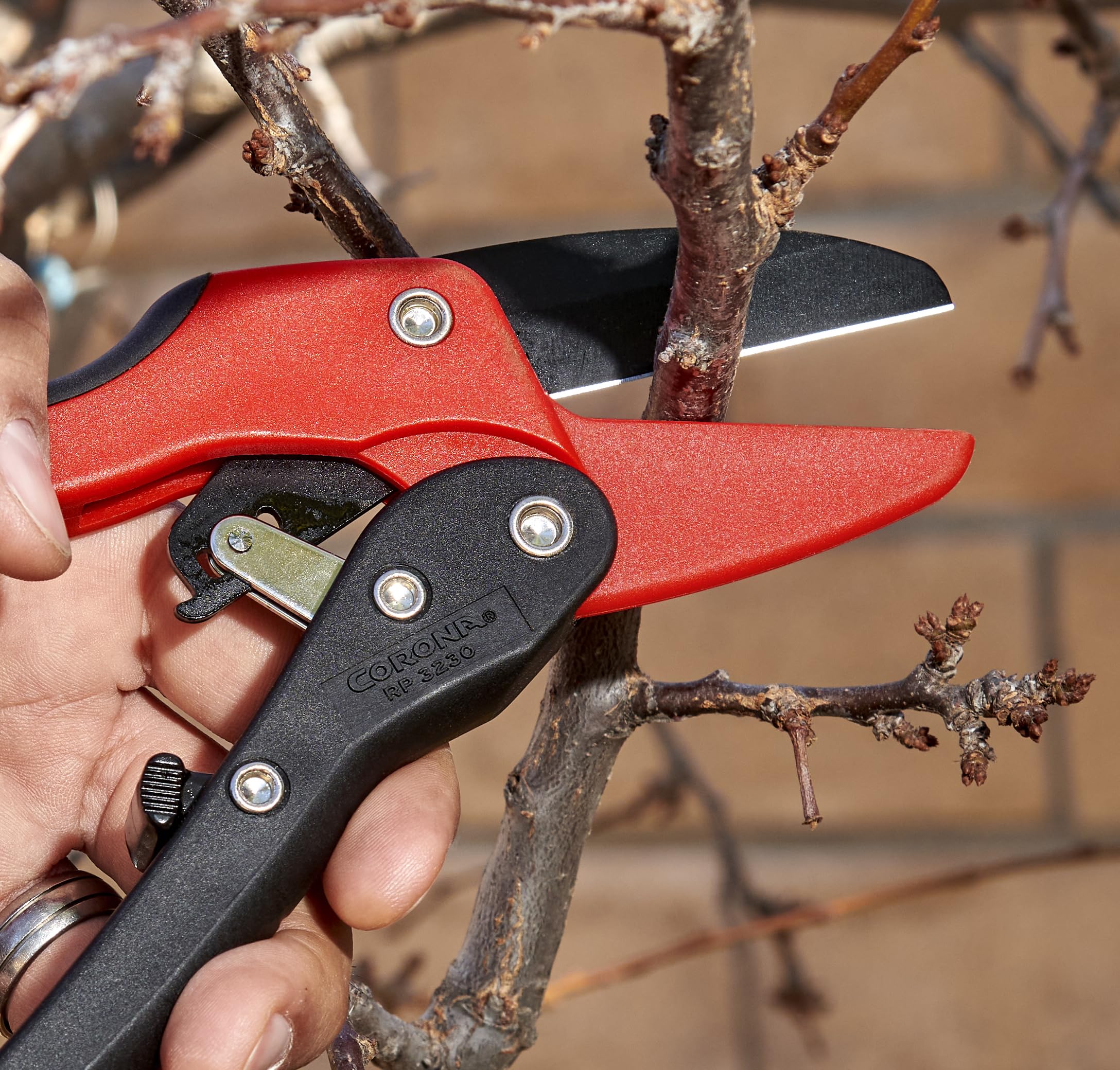 Corona RP 3230 ergonomic non-slip grip for secure handling