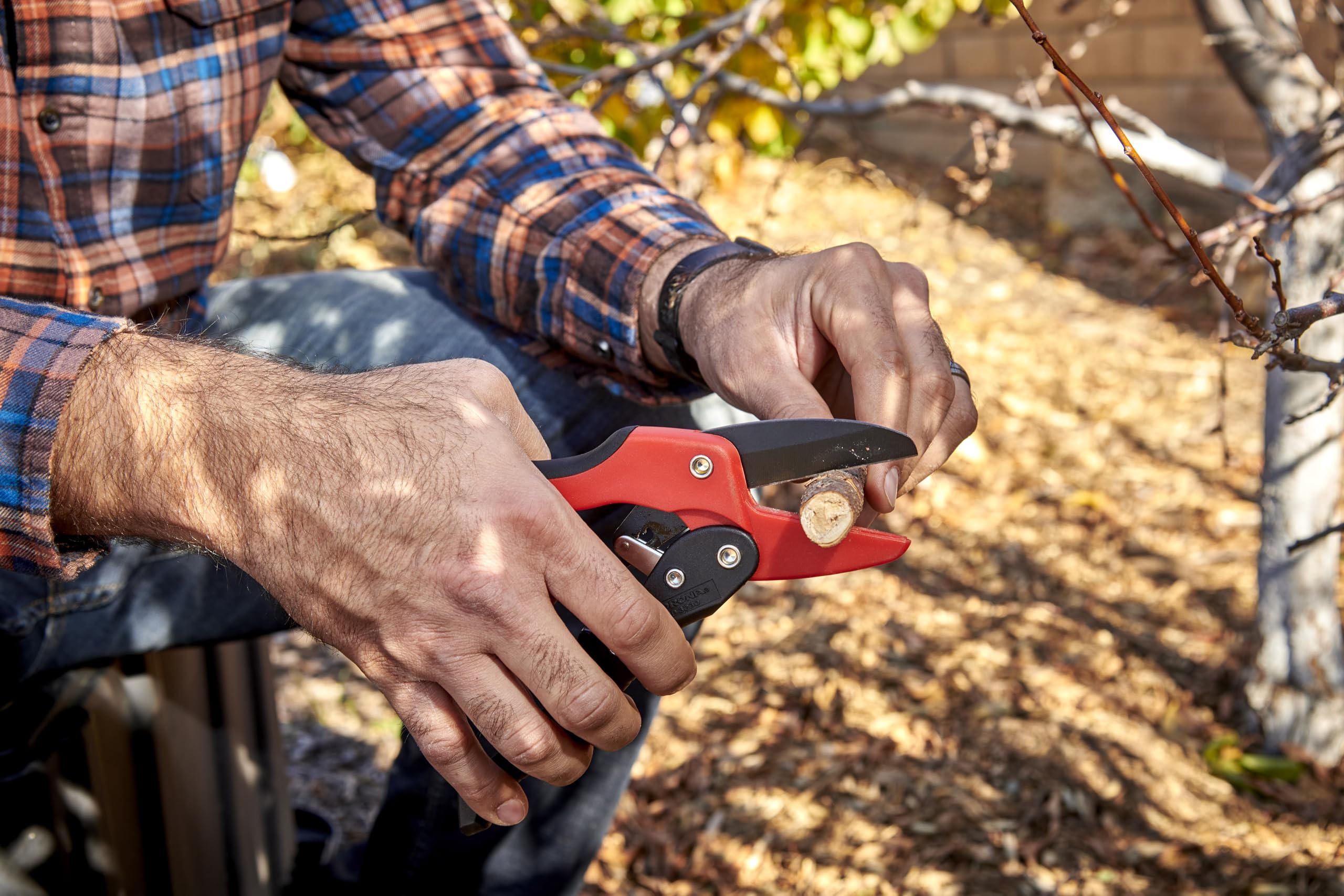 Corona RP 3230 lightweight yet sturdy design for versatile gardening tasks
