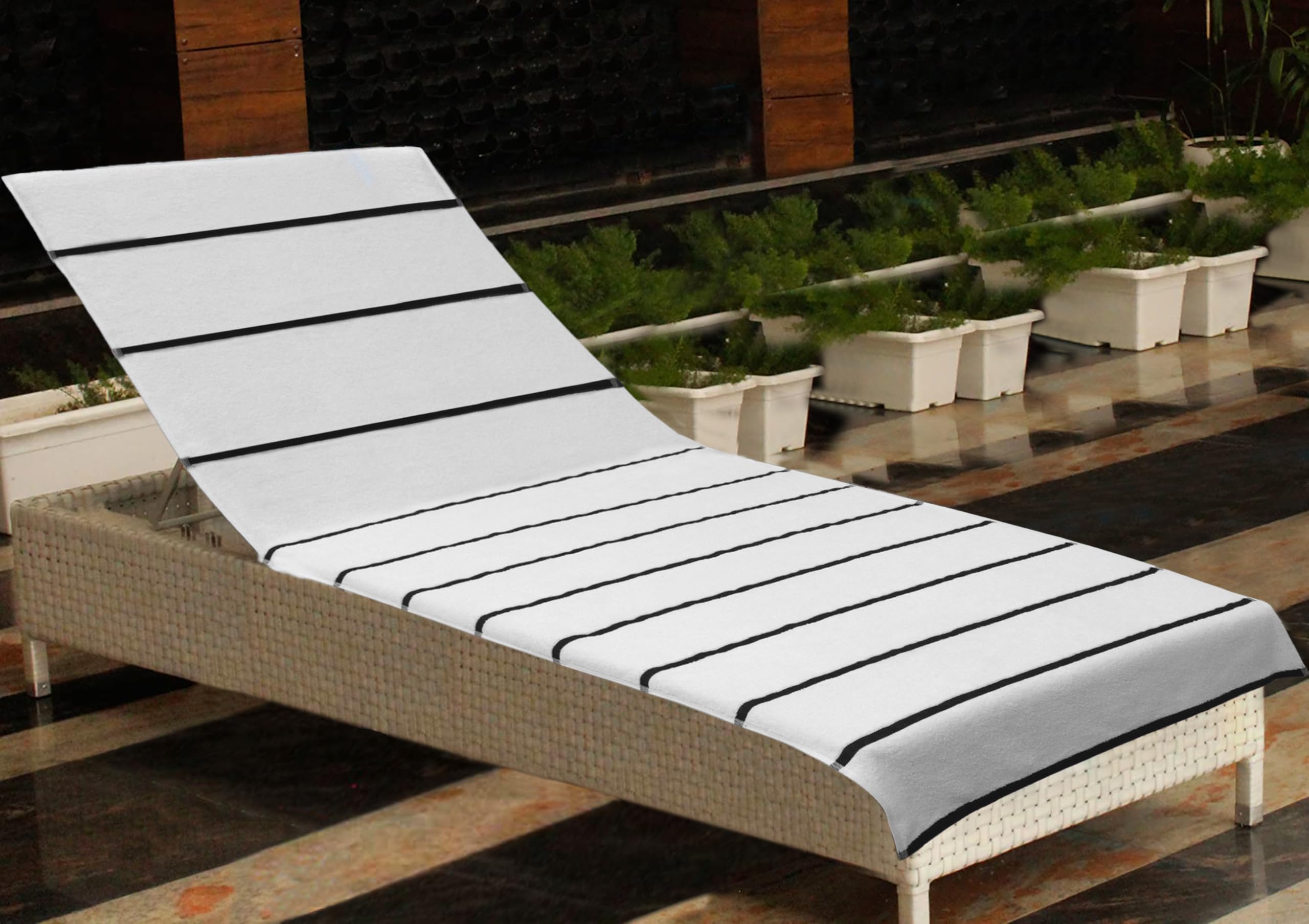COTTON CRAFT absorbent terry lounge cover dries quickly after swimming.
