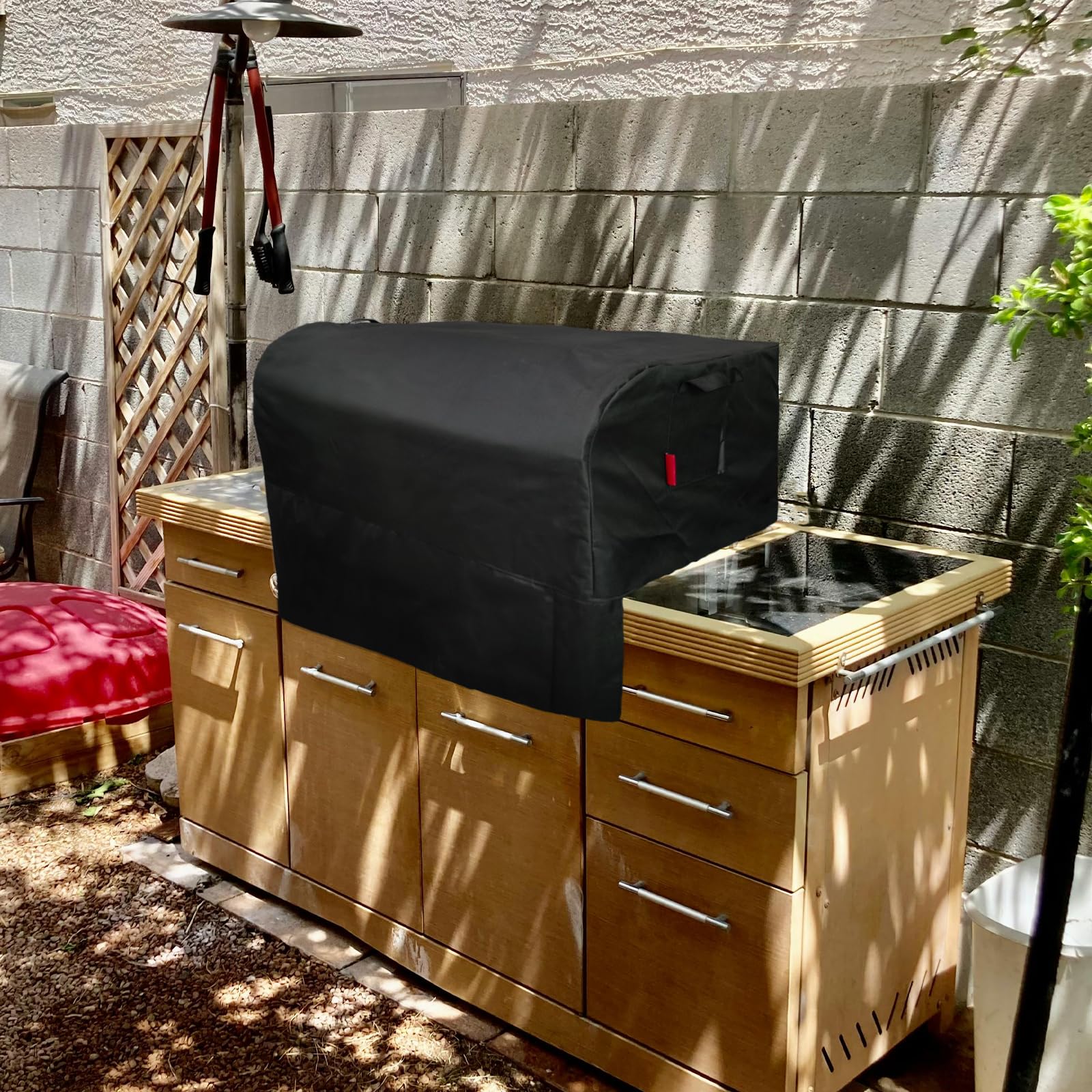 Cover Geny front and side snaps securing a built-in grill cover