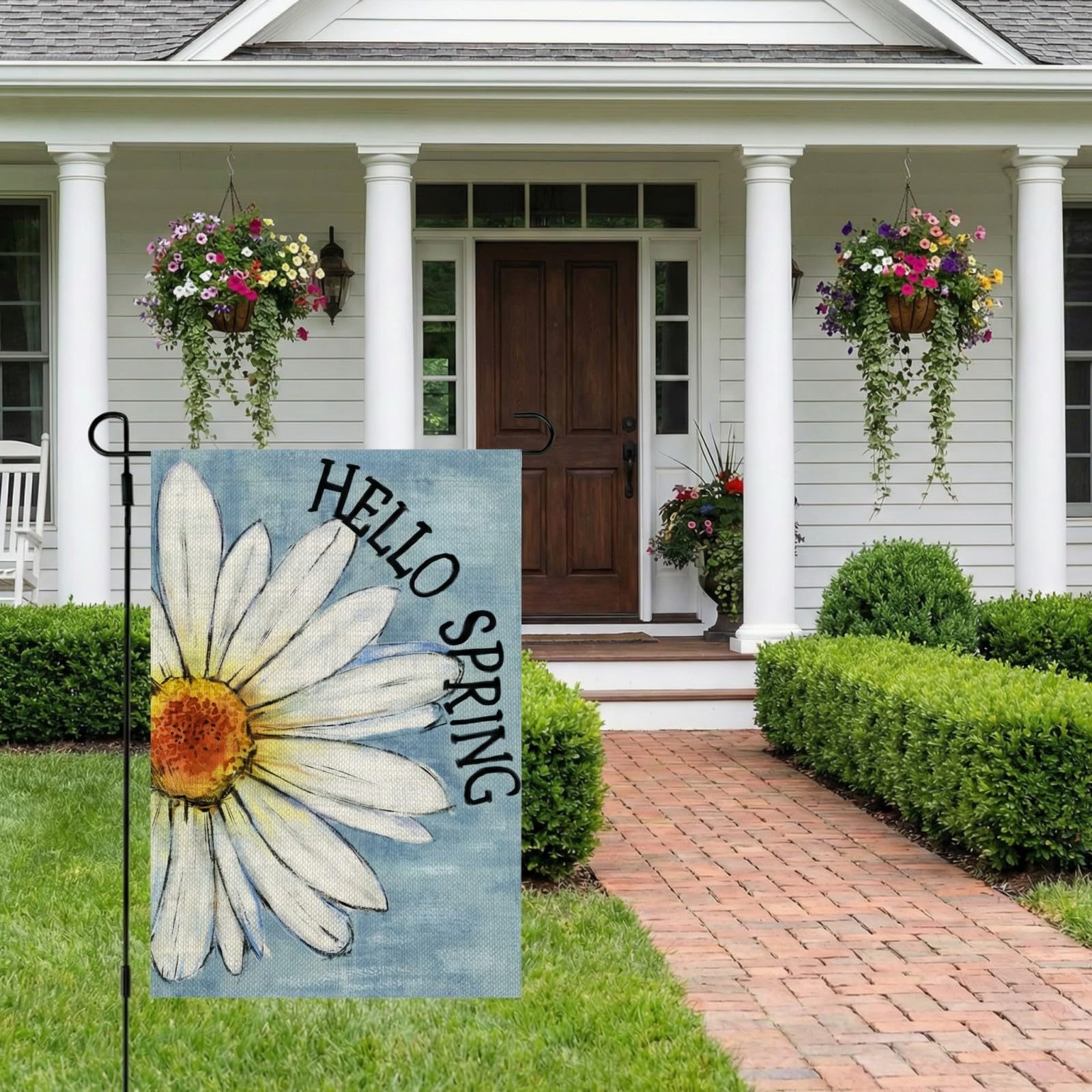 CROWNED BEAUTY daisy flower design close-up highlighting the cheerful blooms