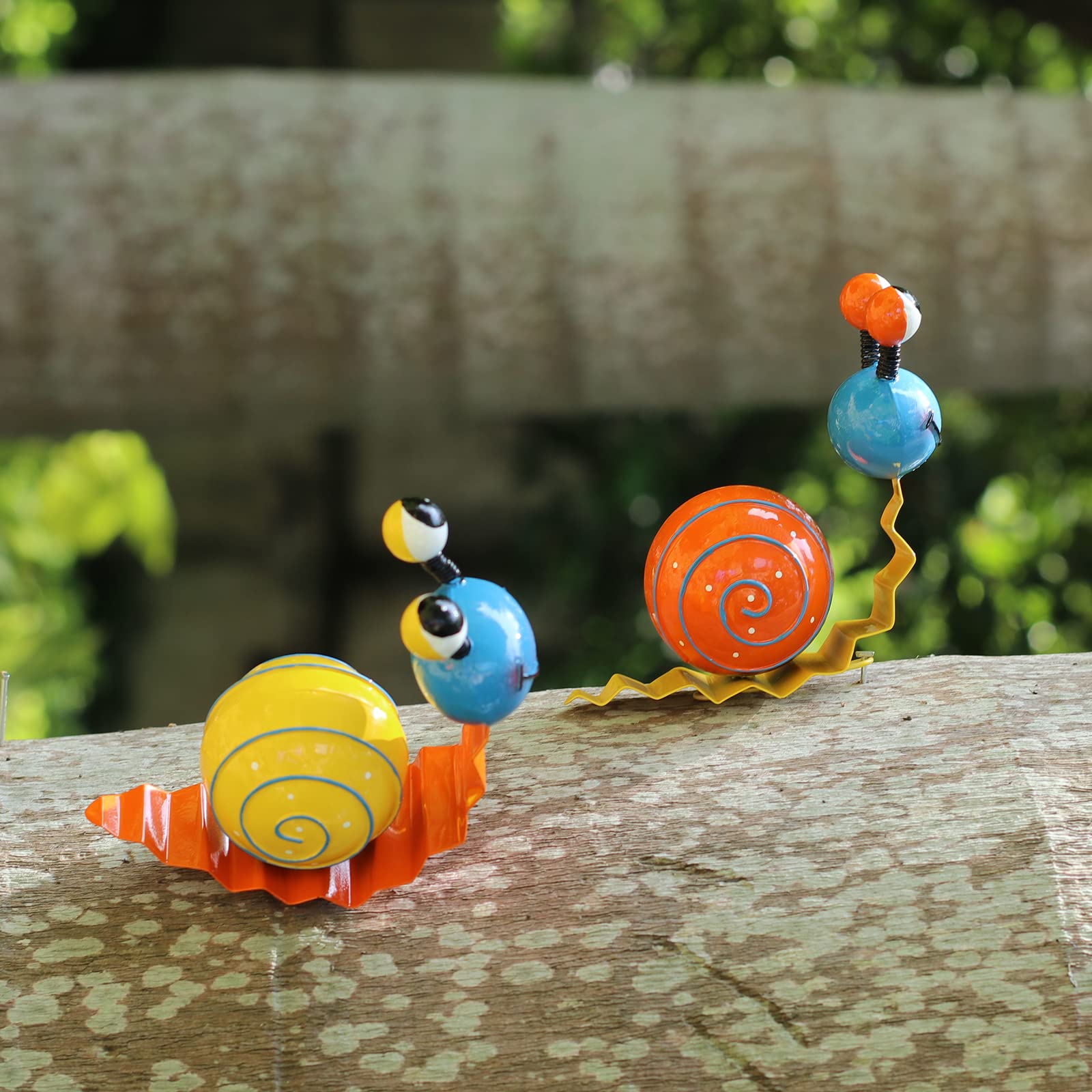 Cruis Cuka set-2 snail decor provides bright yard accents