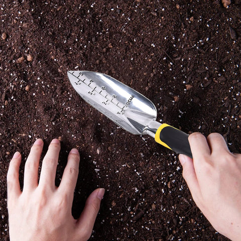 Cuayaes garden trowel compact-size blade suited for tight spaces.