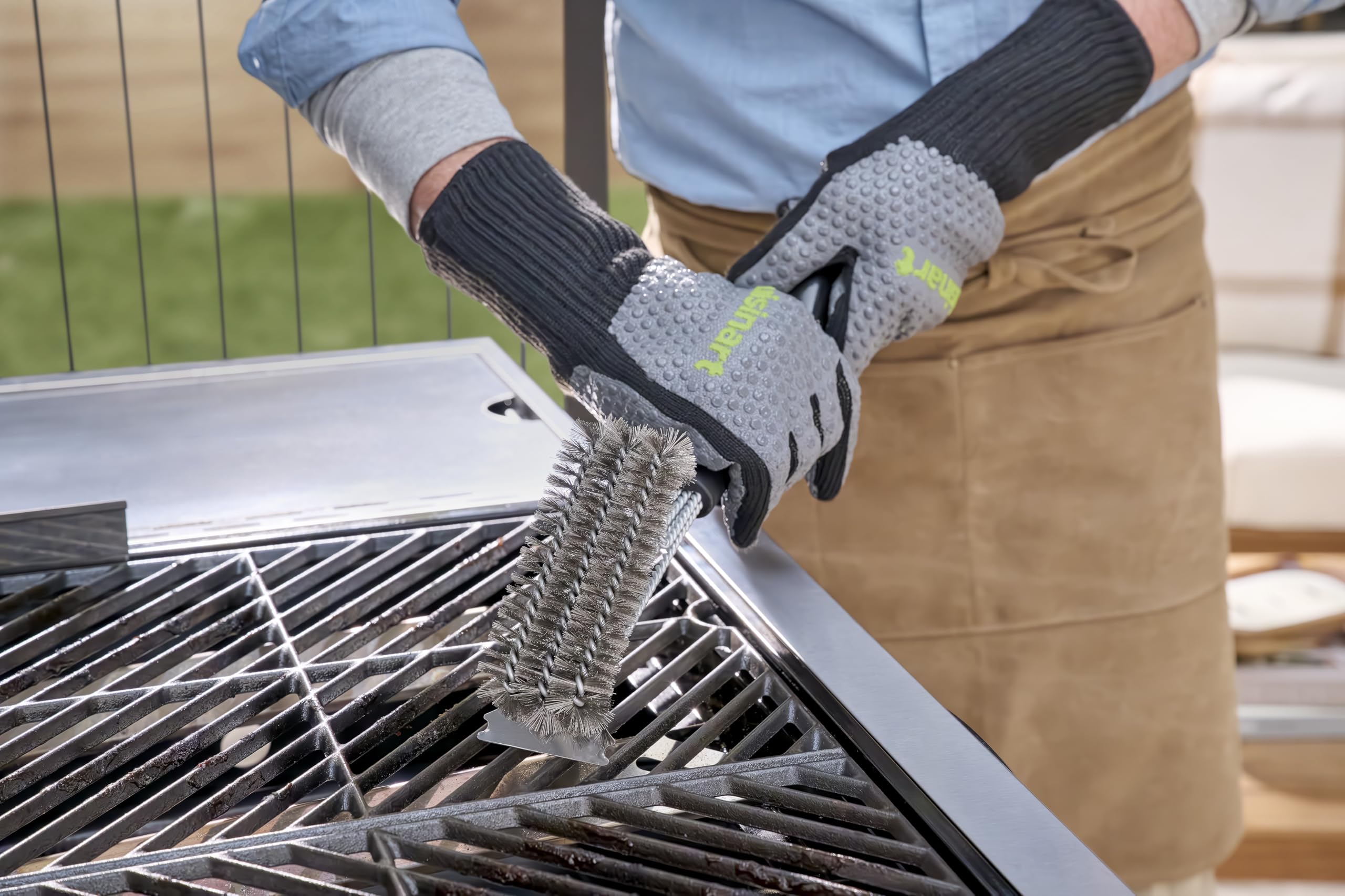 Cuisinart Full-Coverage Grill Brush cleans faster across all grate types.