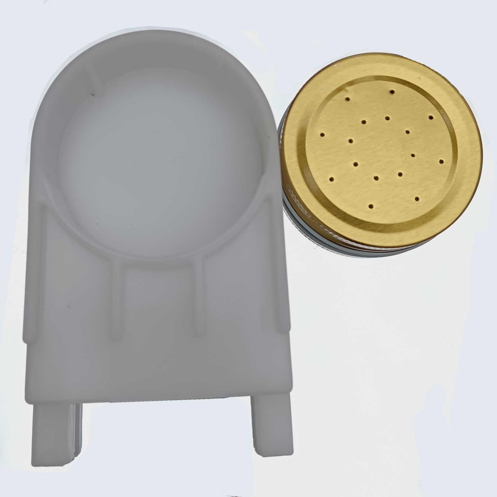 Dabkanna vacuum-seal design provides drip-free continuous feeding for bees