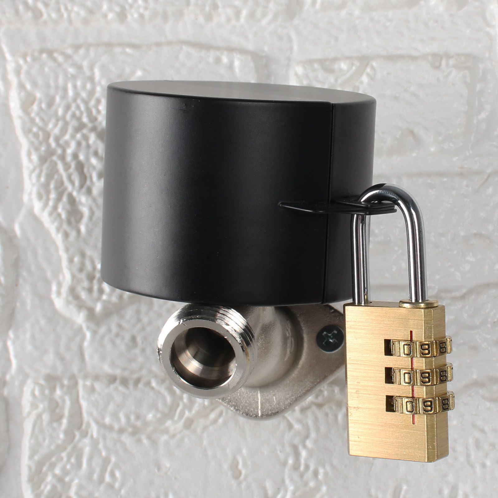 Dakekou metal lock highlighting durable, weather-ready construction