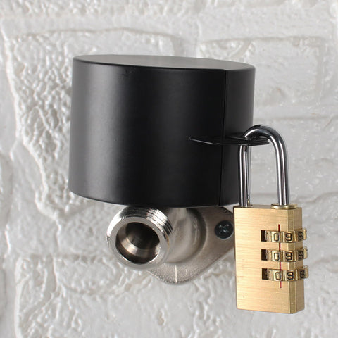 Dakekou metal lock highlighting durable, weather-ready construction