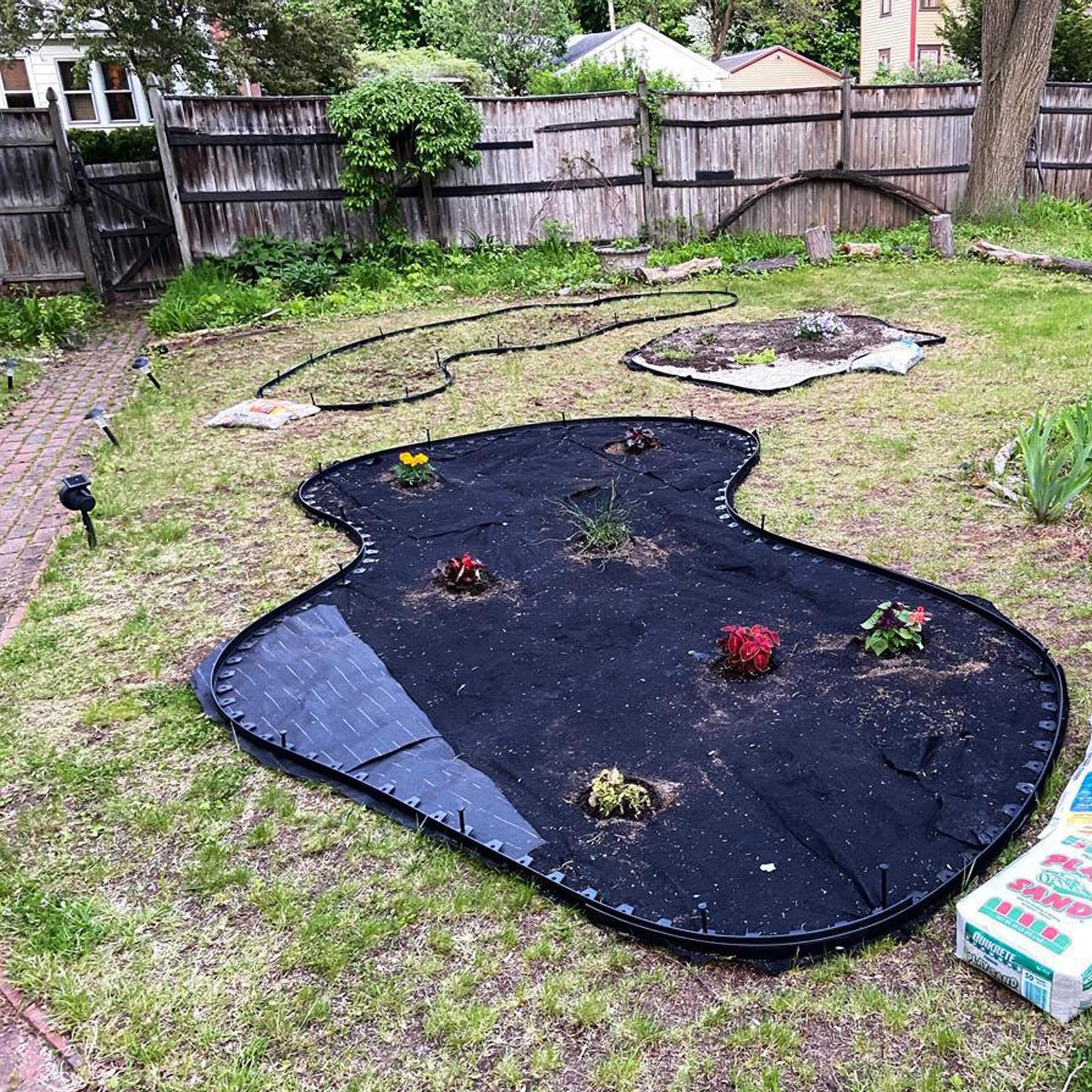 DasTior DIY-friendly edging lets you craft paths and beds.