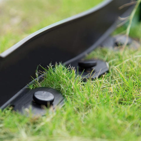 DasTior flexible PE material allows curved landscape designs.