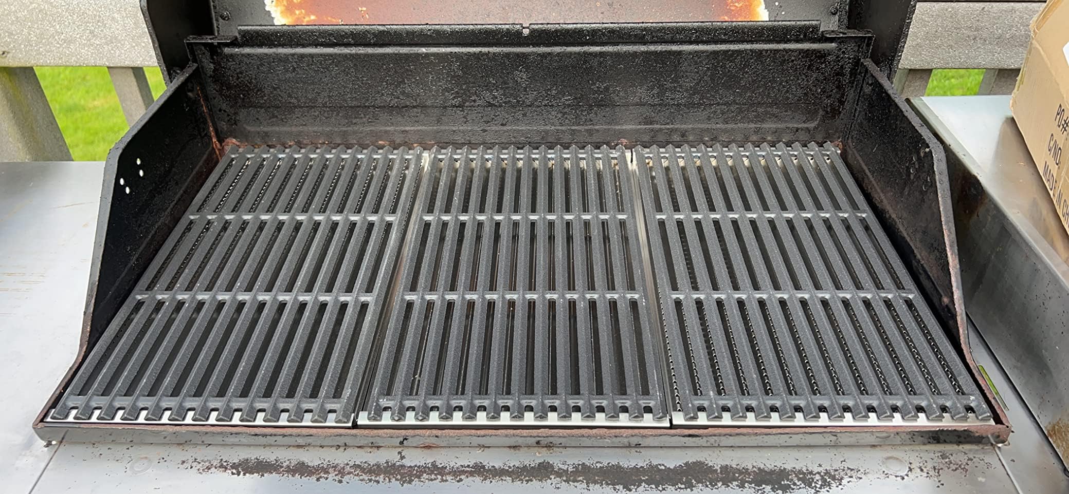 DcYourHome commercial-series plates enhance backyard grilling sessions.
