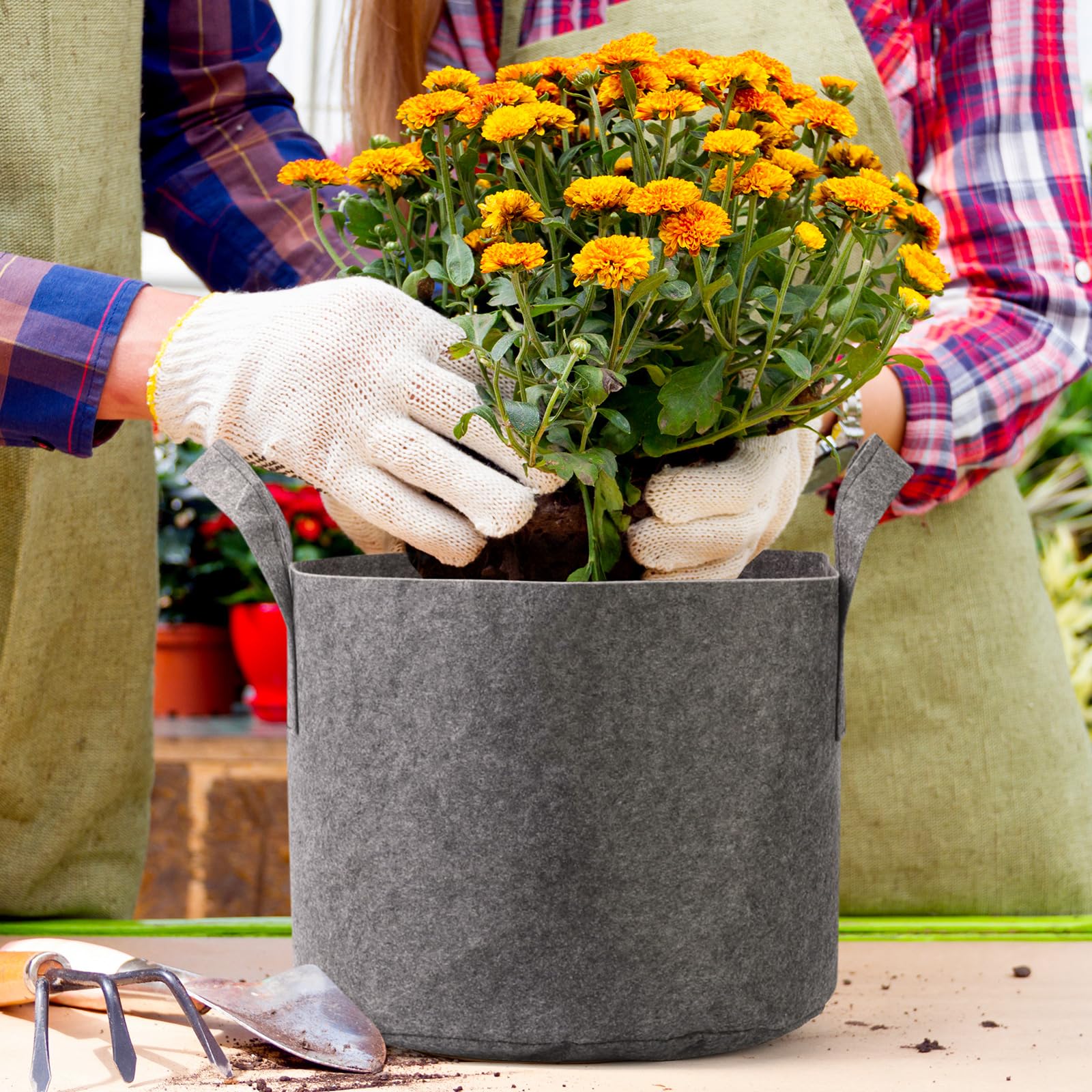Delxo tear-resistant, easy-to-clean fabric pots withstand outdoor use across seasons.