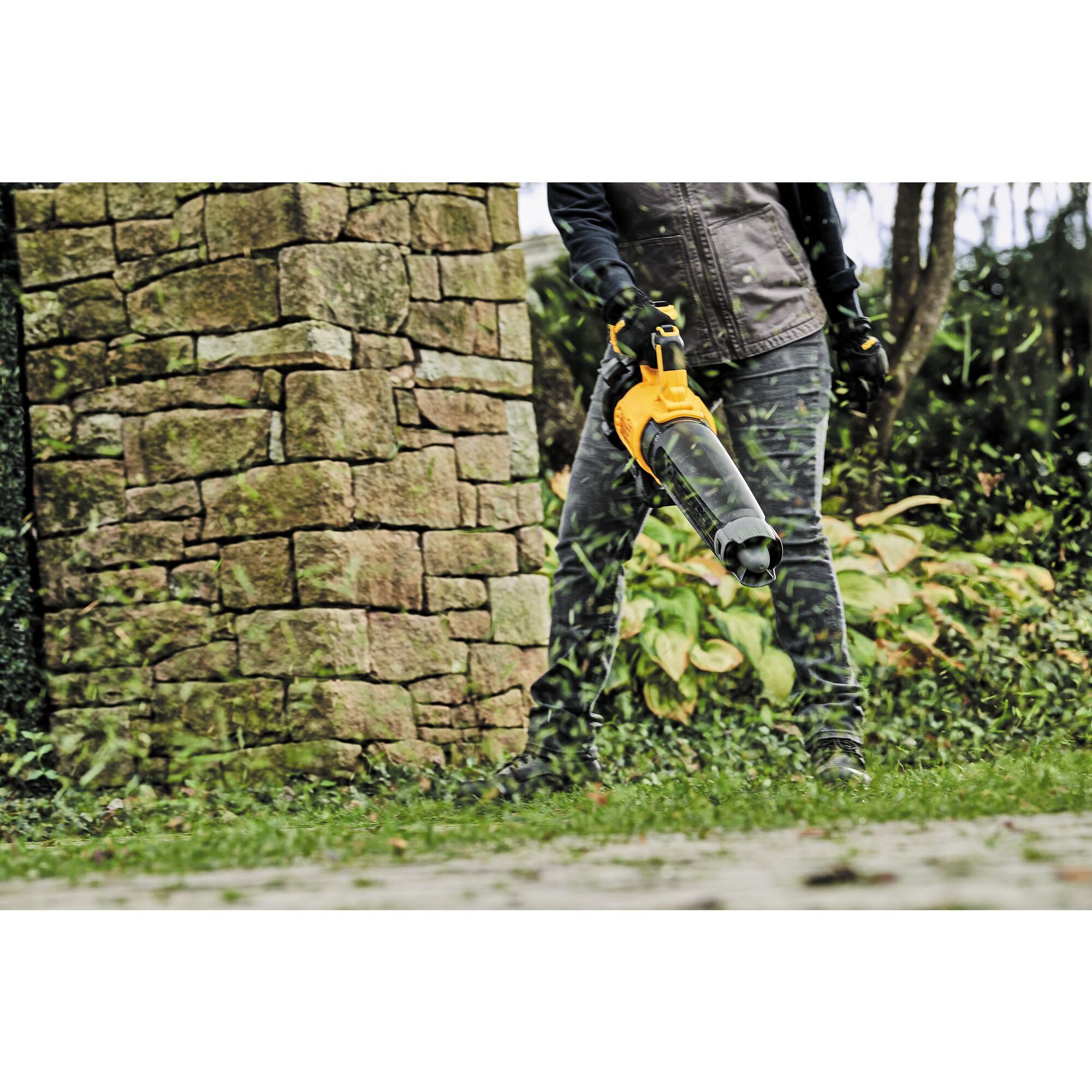 DEWALT 450 CFM airflow powerful debris removal for driveways and patios