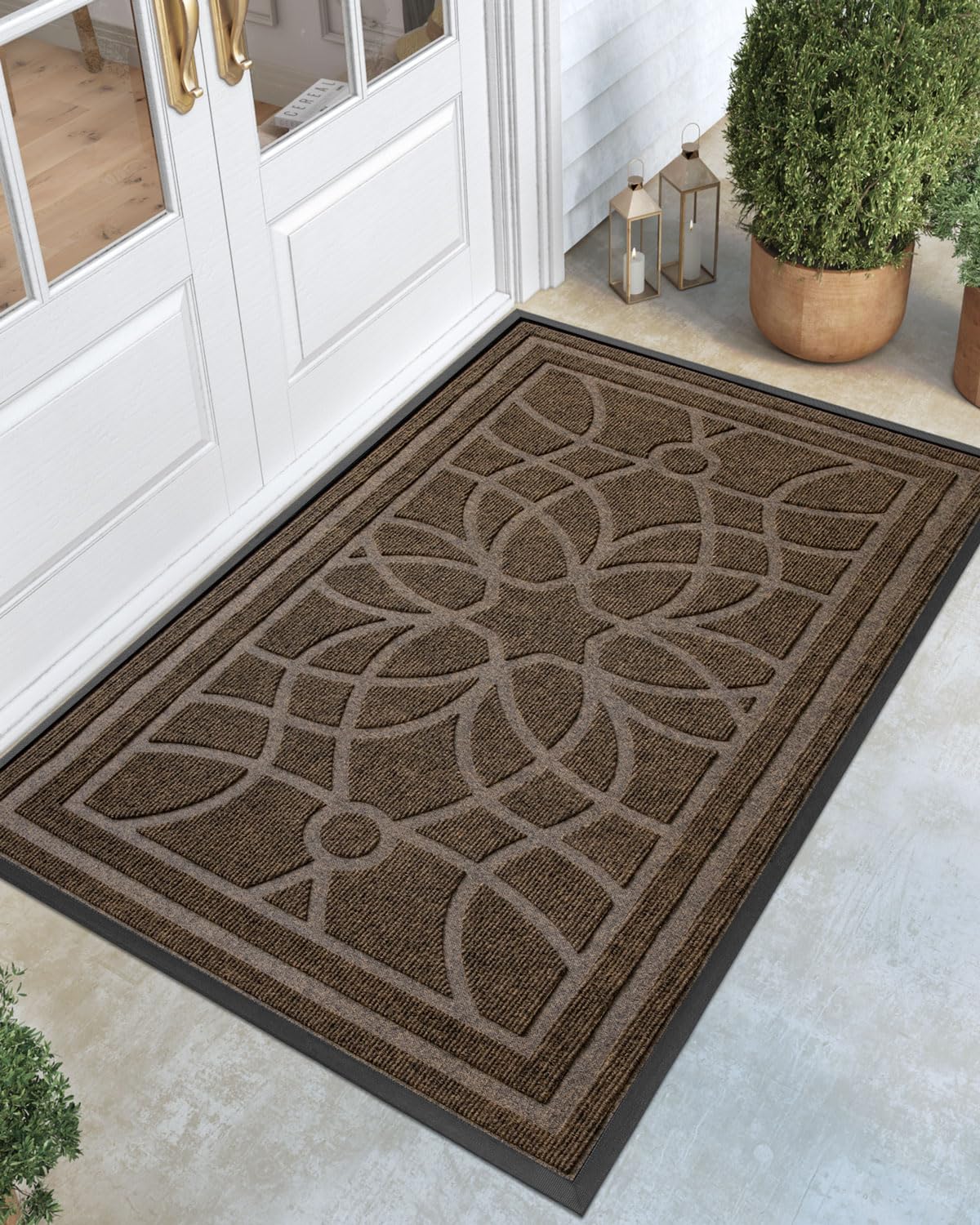 DEXI front door mat with outdoor patterned grooves traps dirt at the entrance.