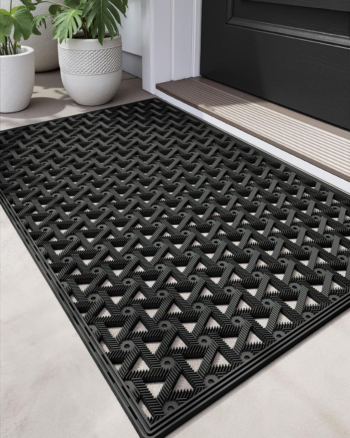 DEXI front door mat in rubber shows a sturdy, non-slip surface for rainy days.