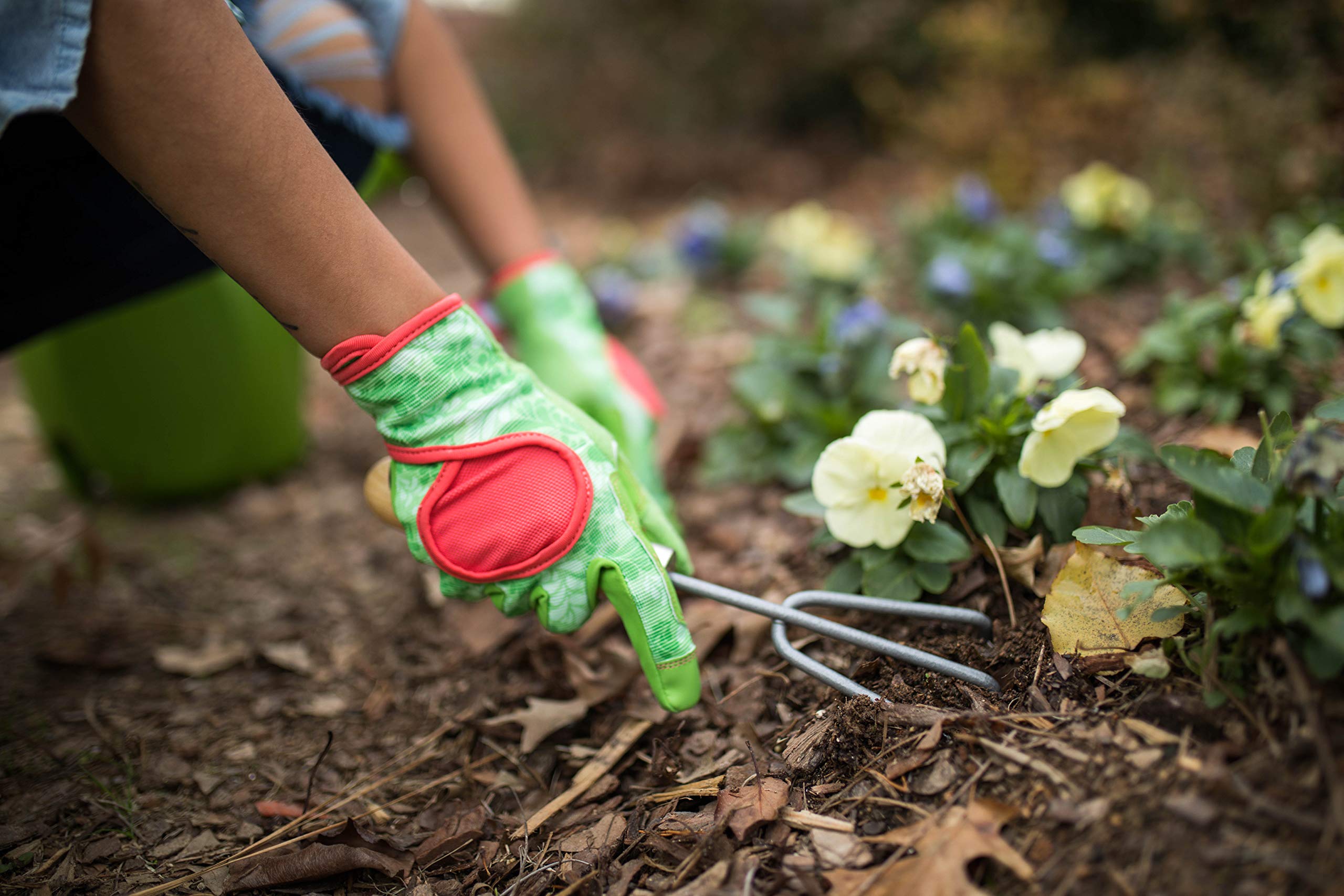 DIGZ 7652 gloves with touchscreen fingertips allow device use without removing gloves