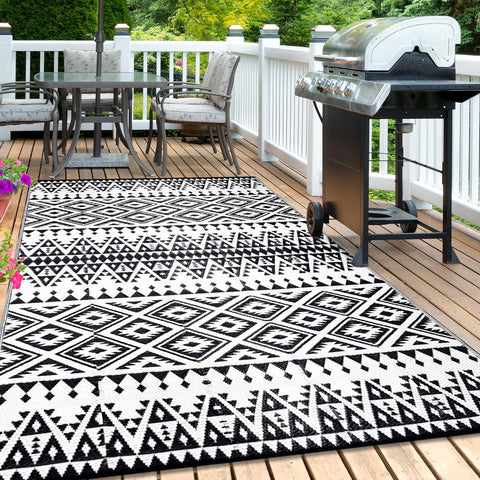 DiiKoo black-white geometric rug enhances outdoor space for entertaining