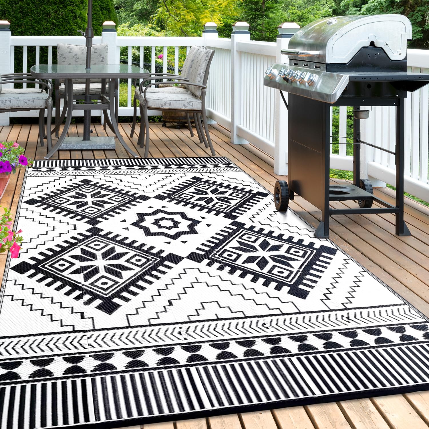DiiKoo eco-friendly recycled polypropylene rug adds soft comfort outdoors.