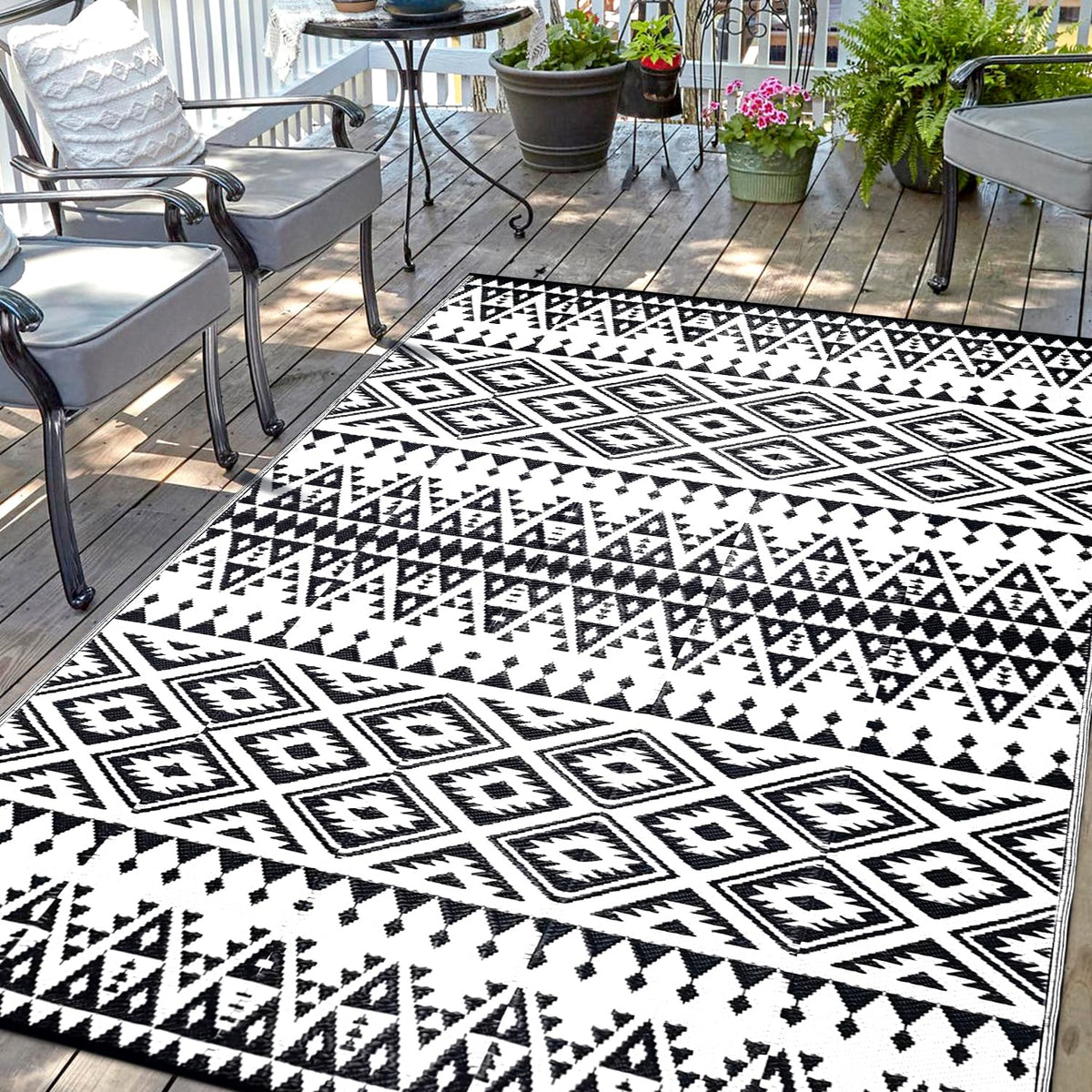 DiiKoo waterproof outdoor rug with Bohemia reversible pattern for patio use