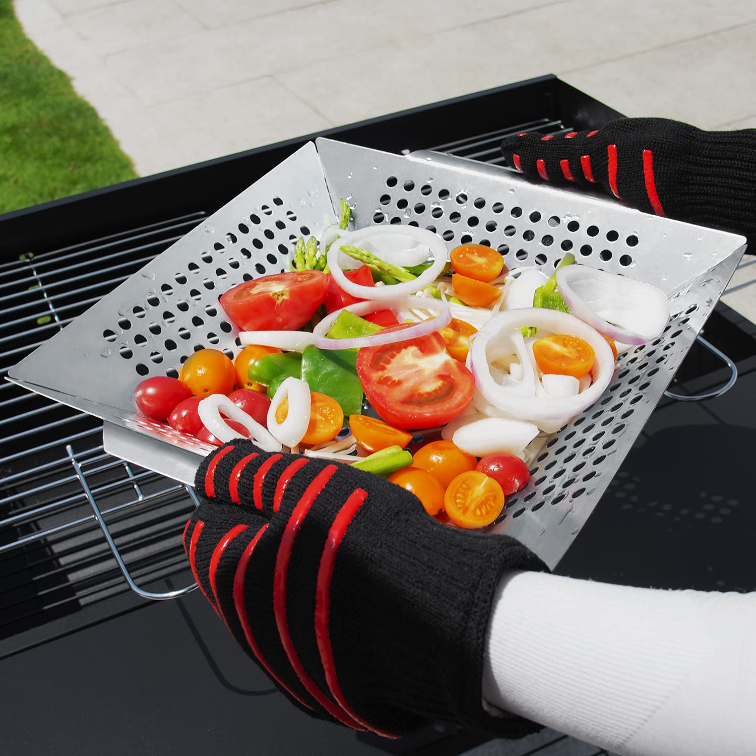 Close-up of the DIMESHY basket showing sturdy construction and airflow