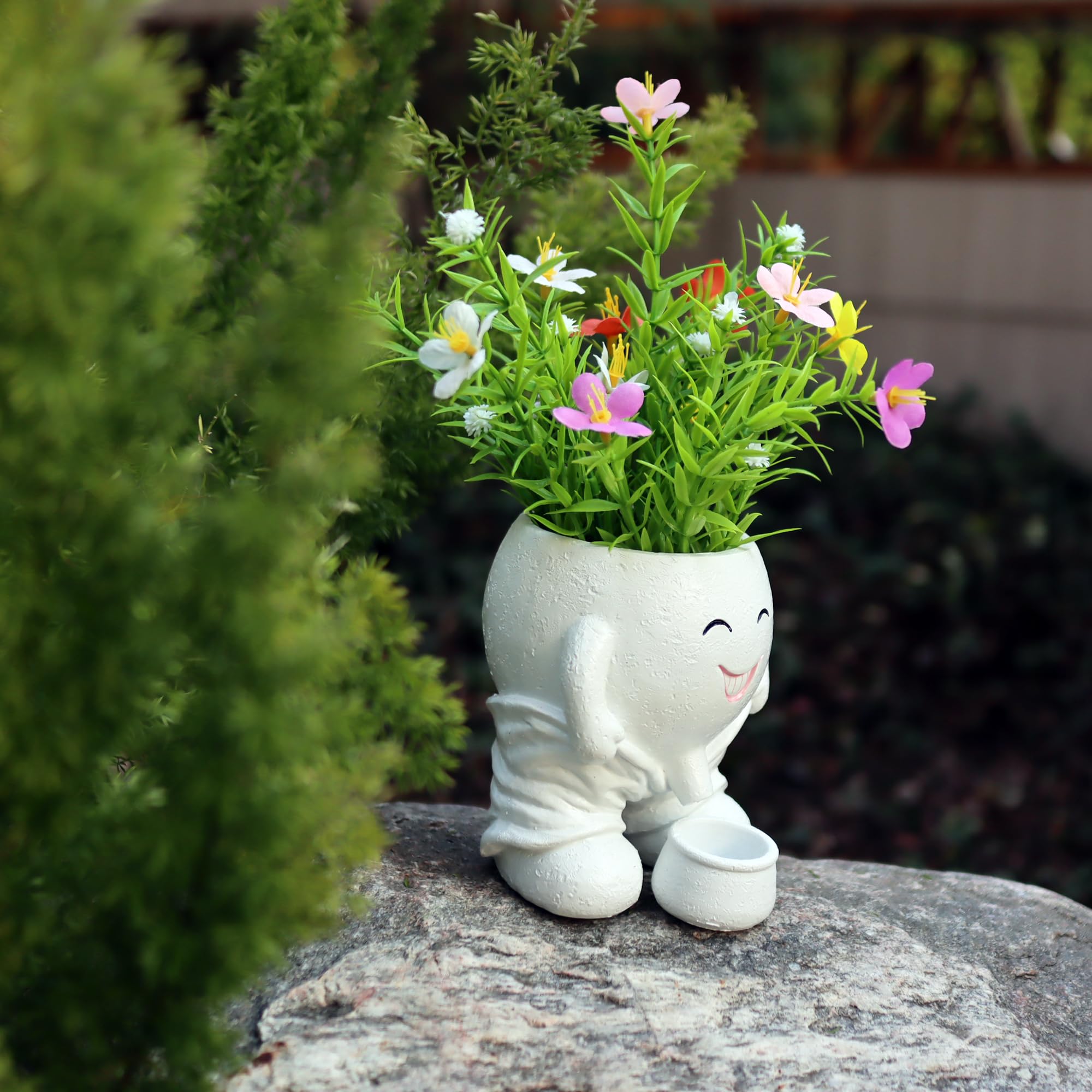Dolkgy head planter with drainage tray helps prevent overwatering and protects surfaces