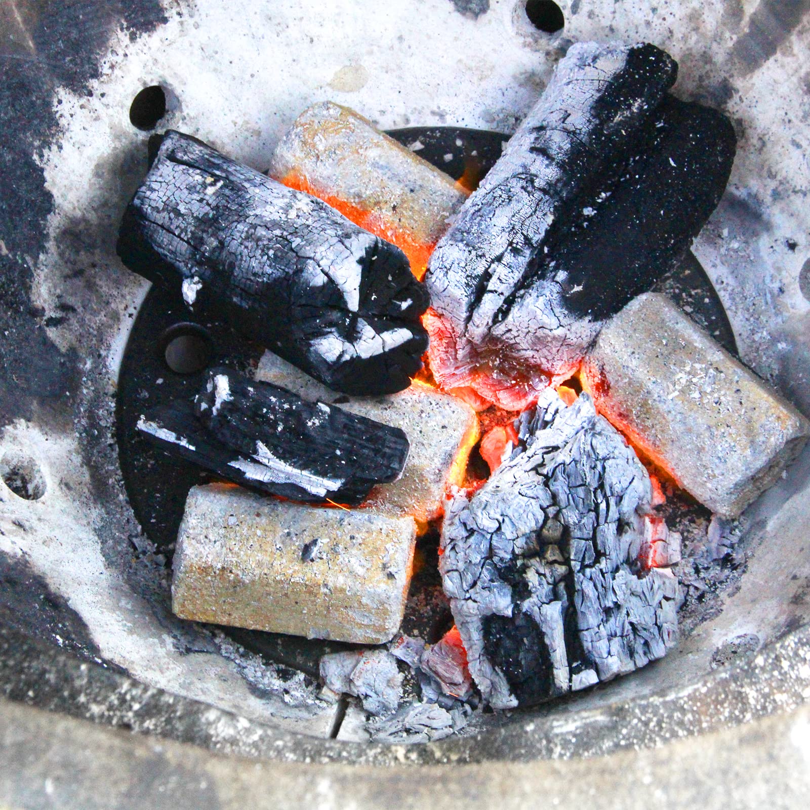 Dracarys ash-holding grate keeps coals in place for easy cleanup.