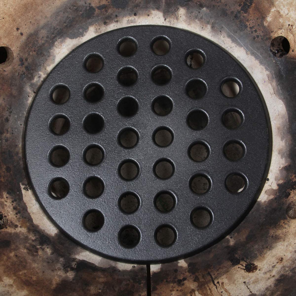 Dracarys heat-control grate aids reaching high or low temps with less charcoal.